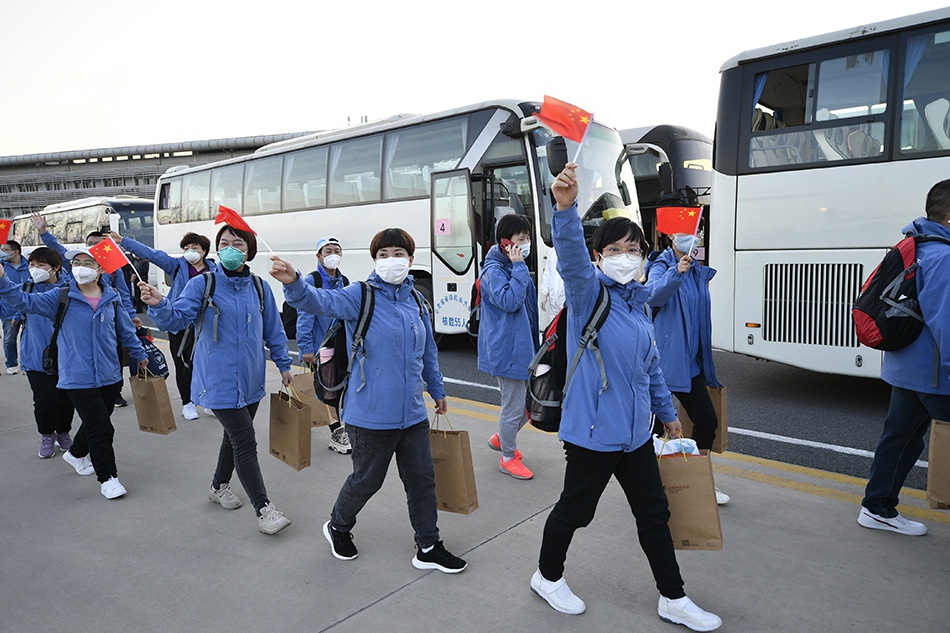 3月17日,342位山东援助湖北医疗队队员回家,抵达山东济南遥墙国际机场。新华社发(饶琦 图)