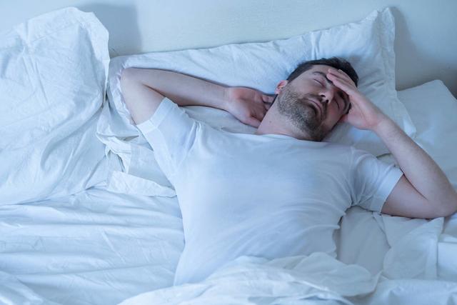 每天睡眠多久最健康?过少增加54%颈动脉斑块,过多增加39%