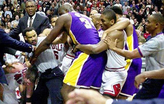 NBA历史十大趣事:韦德把对手球鞋扔界外,巴克利亲驴屁股