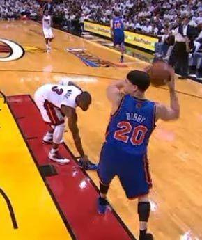 NBA历史十大趣事:韦德把对手球鞋扔界外,巴克利亲驴屁股