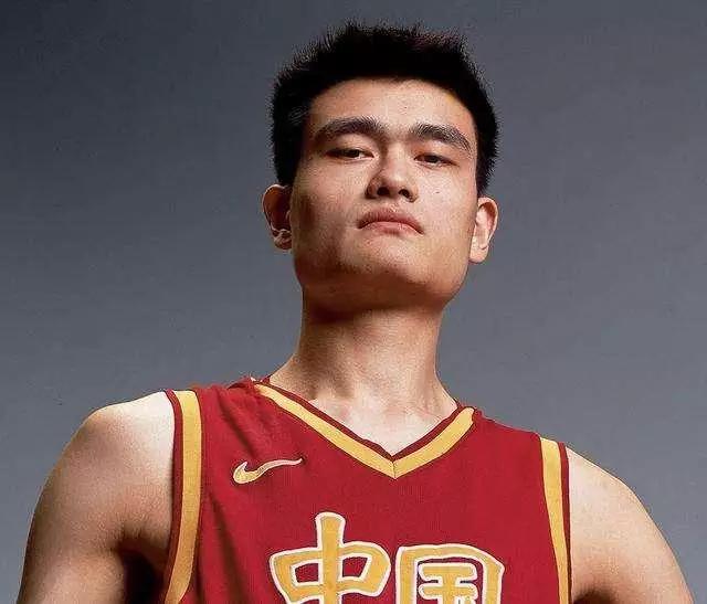 NBA历史十大趣事:韦德把对手球鞋扔界外,巴克利亲驴屁股