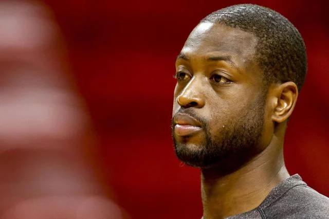 NBA历史十大趣事:韦德把对手球鞋扔界外,巴克利亲驴屁股