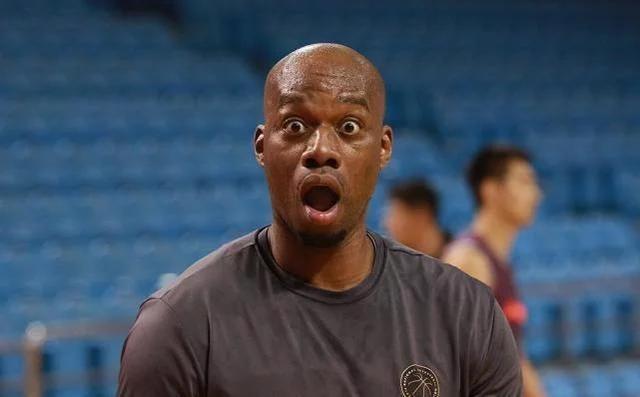 NBA历史十大趣事:韦德把对手球鞋扔界外,巴克利亲驴屁股