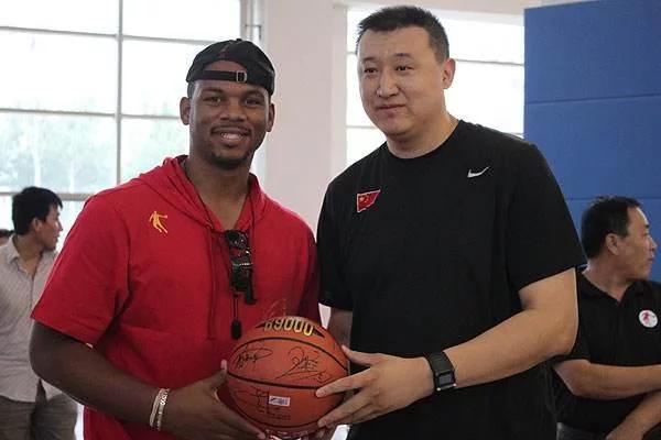 NBA历史十大趣事:韦德把对手球鞋扔界外,巴克利亲驴屁股