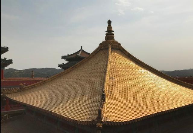 中国最奢华的两个寺庙,屋顶用黄金打造,和尚每天为钱心烦