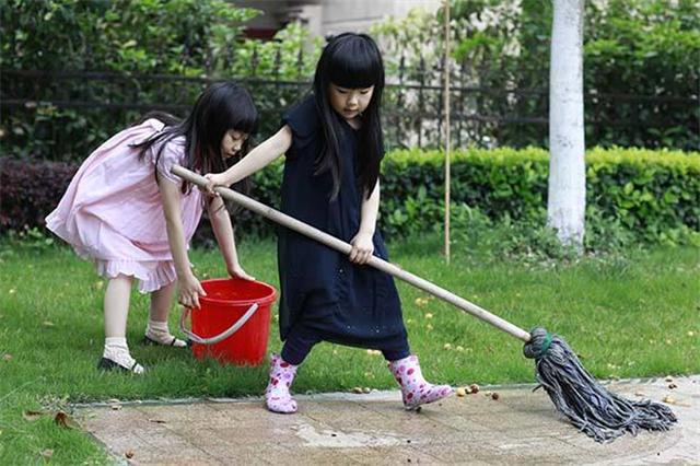 家长别再用灌输式教育了,试试“经历体验”教育,让孩子更懂事