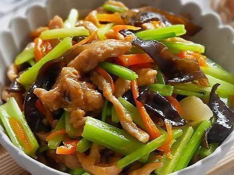 辣炒鱿鱼干,芹菜炒肉丝,凉拌豆腐丝这几道家常菜的做法