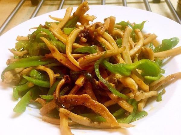 辣炒鱿鱼干,芹菜炒肉丝,凉拌豆腐丝这几道家常菜的做法