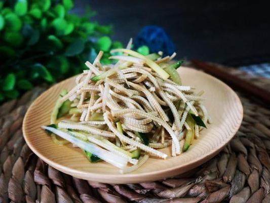 辣炒鱿鱼干,芹菜炒肉丝,凉拌豆腐丝这几道家常菜的做法