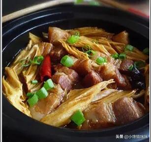 腐竹炒肉的做法，焖煮入味，吃的超级满足