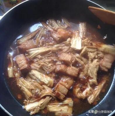 腐竹炒肉的做法,焖煮入味,吃的超级满足