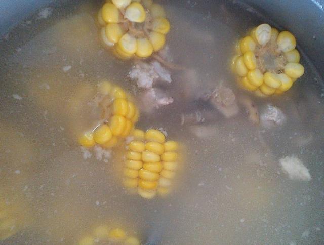 玉米排骨汤不能放两种调料，放了后会影响排骨味道，破坏排骨营养