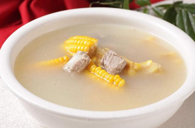 玉米排骨汤不能放两种调料，放了后会影响排骨味道，破坏排骨营养