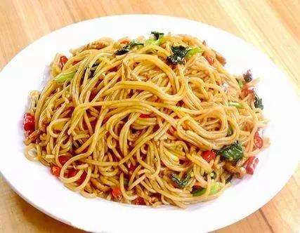 想吃炒面再也不用去饭店了,教你自己在家做,一上桌家人抢着吃