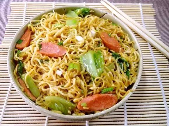 想吃炒面再也不用去饭店了,教你自己在家做,一上桌家人抢着吃