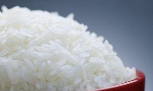 米饭可不能直接加水下锅煮,额外加上这2步,米饭更香,孩子爱吃