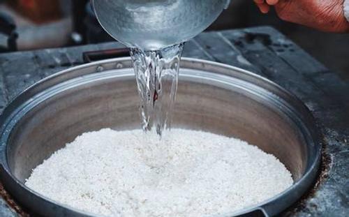 米饭可不能直接加水下锅煮,额外加上这2步,米饭更香,孩子爱吃