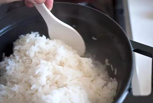米饭可不能直接加水下锅煮,额外加上这2步,米饭更香,孩子爱吃