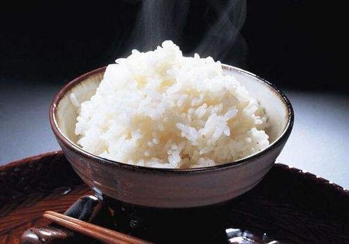 米饭可不能直接加水下锅煮，额外加上这2步，米饭更香，孩子爱吃