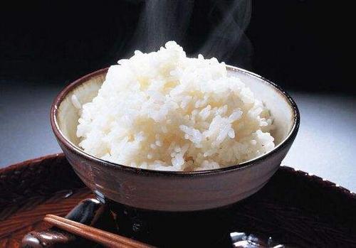 米饭可不能直接加水下锅煮,额外加上这2步,米饭更香,孩子爱吃
