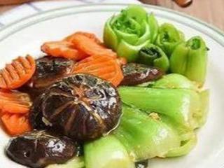 香菇炒青菜,爆炒鱿鱼,芦笋培根炒鸡蛋这几道家常菜的做法