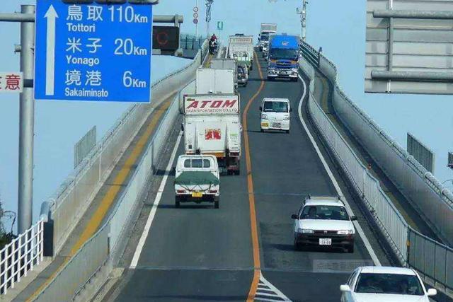 日本最陡峭的一座桥,大量游客来此参观,最后都失望而归