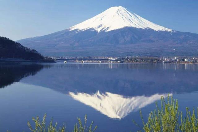 日本最陡峭的一座桥,大量游客来此参观,最后都失望而归