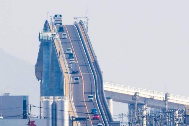 日本最陡峭的一座桥,大量游客来此参观,最后都失望而归