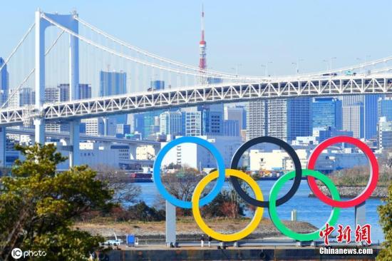 资料图：日本东京，台场海滨公园展示奥运五环，迎接即将到来的东京奥运会。
