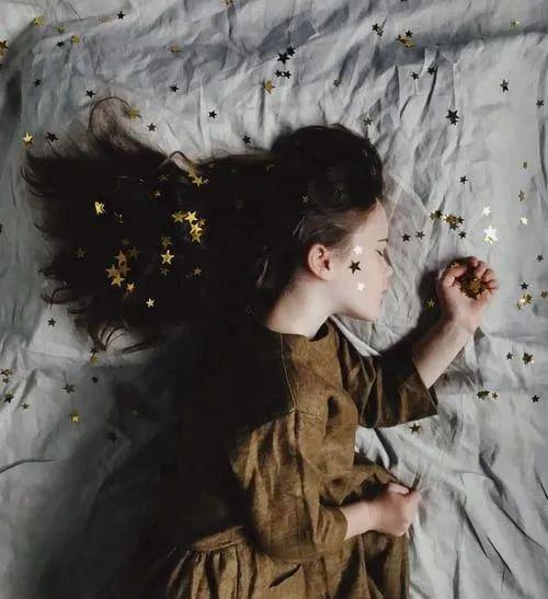 太累的时候喝杯咖啡,反而能睡得更香?丨打破常规的睡眠指南