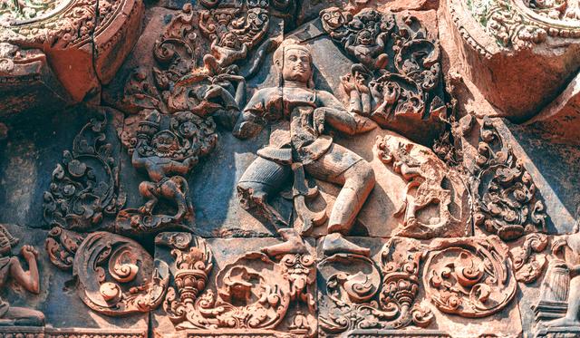 柬埔寨吴哥外圈景点，值得推荐是女王宫，供奉三大主神之湿婆