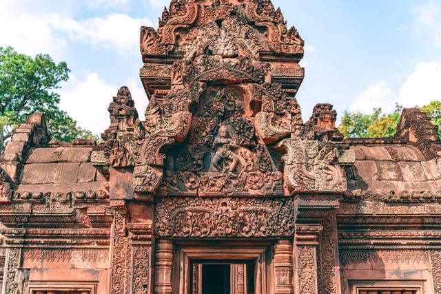 柬埔寨吴哥外圈景点，值得推荐是女王宫，供奉三大主神之湿婆