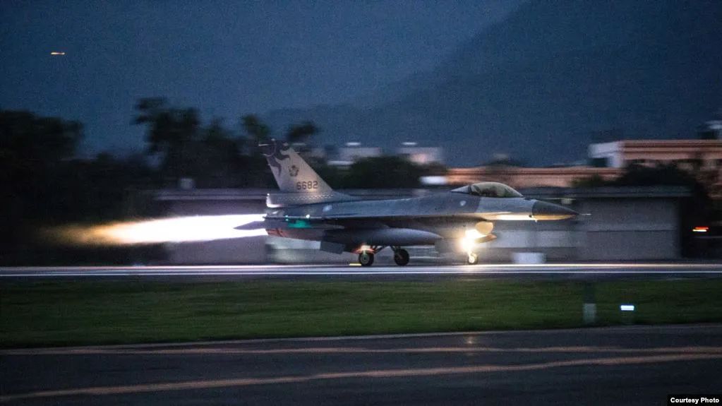 “联翔操演”中紧急起飞的F-16战机，图源台媒