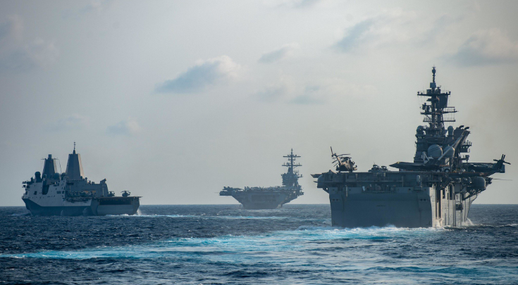 美国海军“罗斯福”号航母（中）3月15与“绿湾”号船坞登陆舰（左）和美国号两栖攻击舰（右）在南海演习 图源：USNI