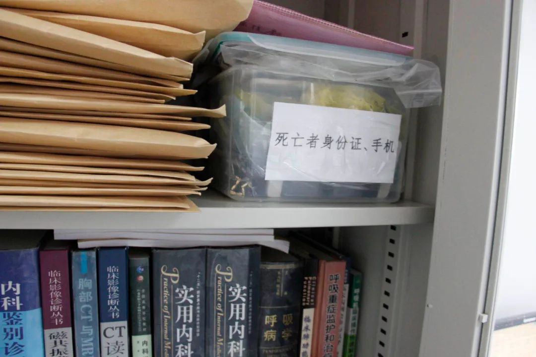 ICU病区收纳死亡者身份证、手机等物品的盒子。中青报·中青网记者 王嘉兴/摄