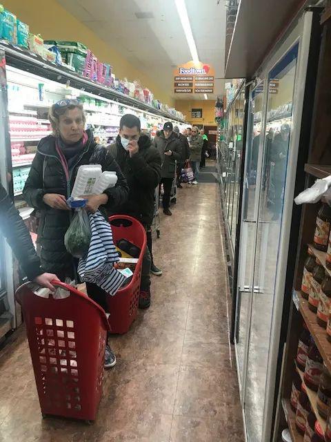 3月17日，纽约某超市的购物者。