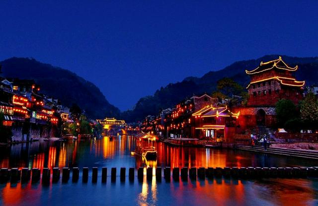 去凤凰古城是因为沈从文,想去感受他笔下湘西风情