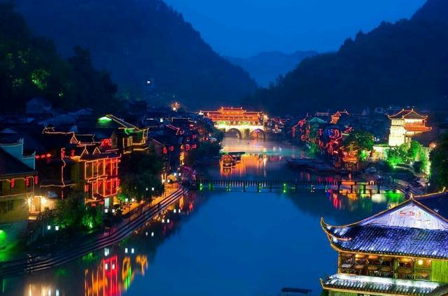 去凤凰古城是因为沈从文,想去感受他笔下湘西风情