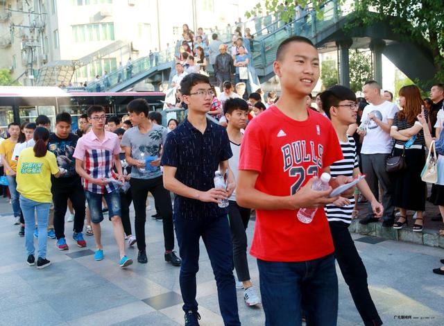 2019高考首日:语文太难,数学难度更大,明日考试难度下降明显?
