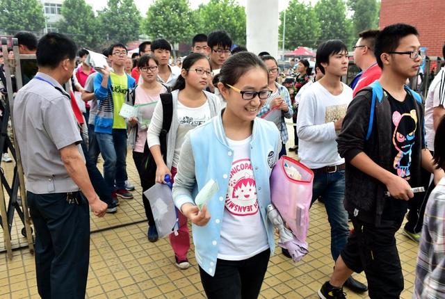 2019高考首日:语文太难,数学难度更大,明日考试难度下降明显?