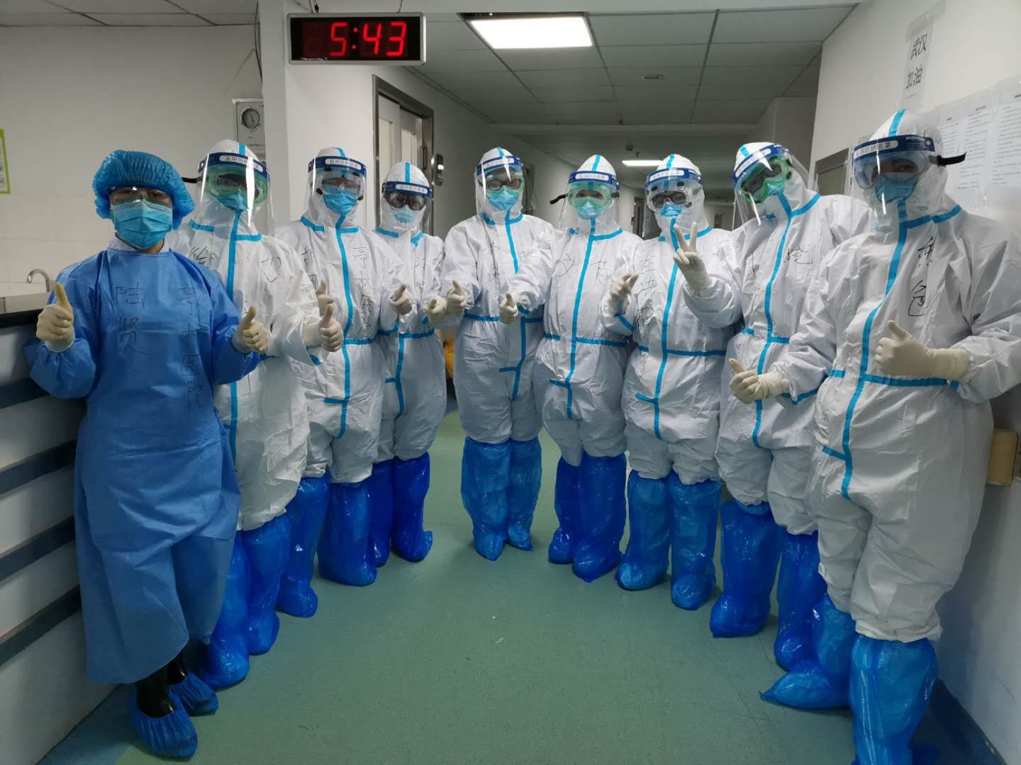  上海第一批支援湖北医疗队部分队员在金银潭医院隔离病房合影