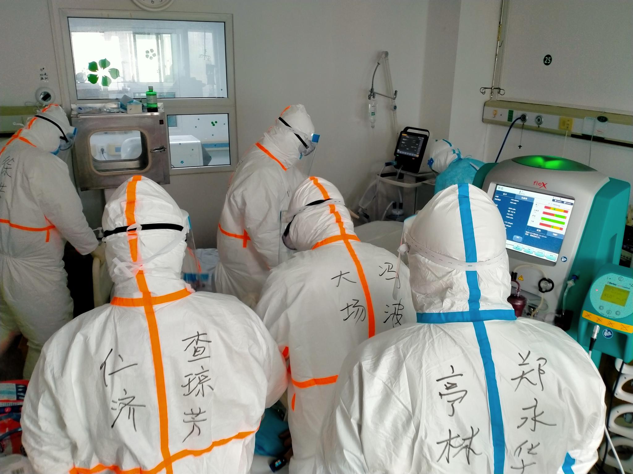 一大早，上海医疗队重症一组的六名队员再加上专家组组长周新主任，倾巢出动，将仅剩的一位病人转往南六病区