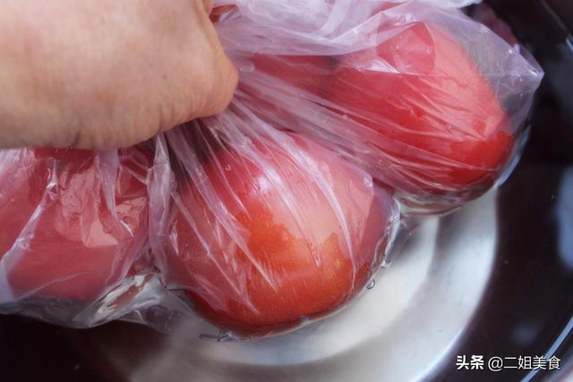 西红柿放冰箱容易软烂,菜农教您一招,放久也不坏,不怕多买