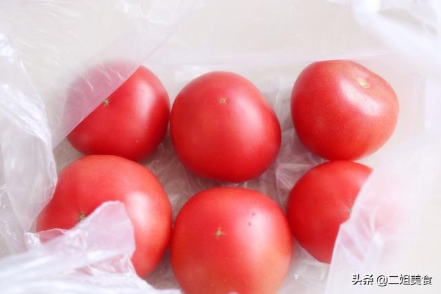 西红柿放冰箱容易软烂，菜农教您一招，放久也不坏，不怕多买