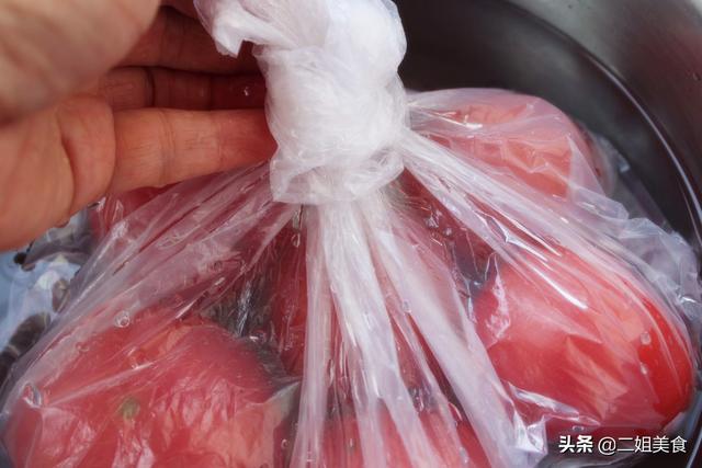 西红柿放冰箱容易软烂,菜农教您一招,放久也不坏,不怕多买