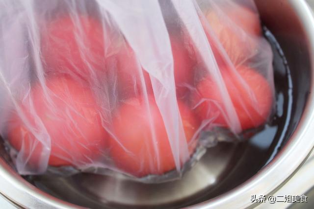 西红柿放冰箱容易软烂，菜农教您一招，放久也不坏，不怕多买