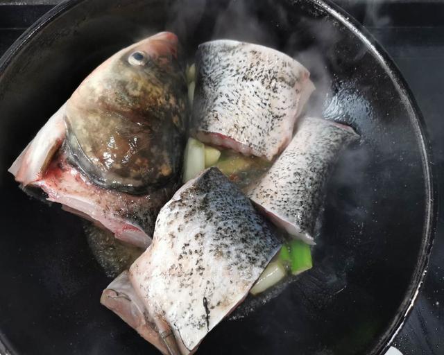家常菜之红烧鱼，掌握这个小技巧，既去腥又入味，孩子每天吃不够