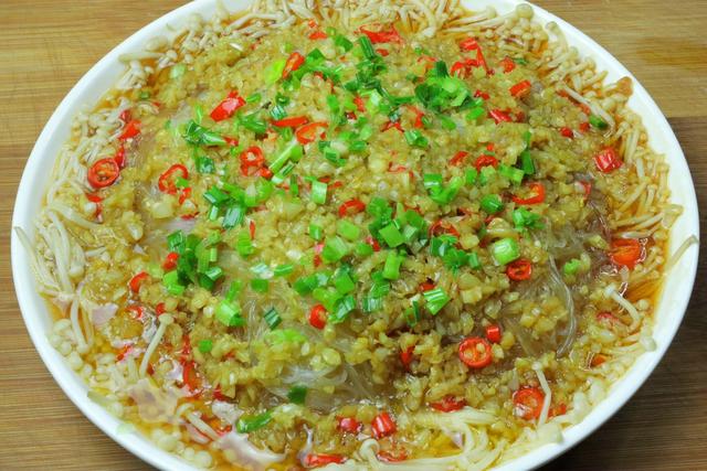 金针菇和它是绝配,一蒸一拌,开胃下饭,比大鱼大肉吃着都过瘾