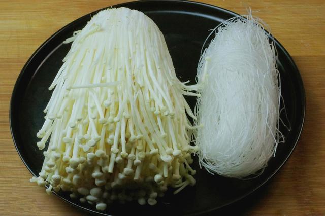 金针菇和它是绝配,一蒸一拌,开胃下饭,比大鱼大肉吃着都过瘾