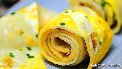 三种鸡蛋和面粉做的面饼,葱香十足,用它来当做早餐好吃又简单!